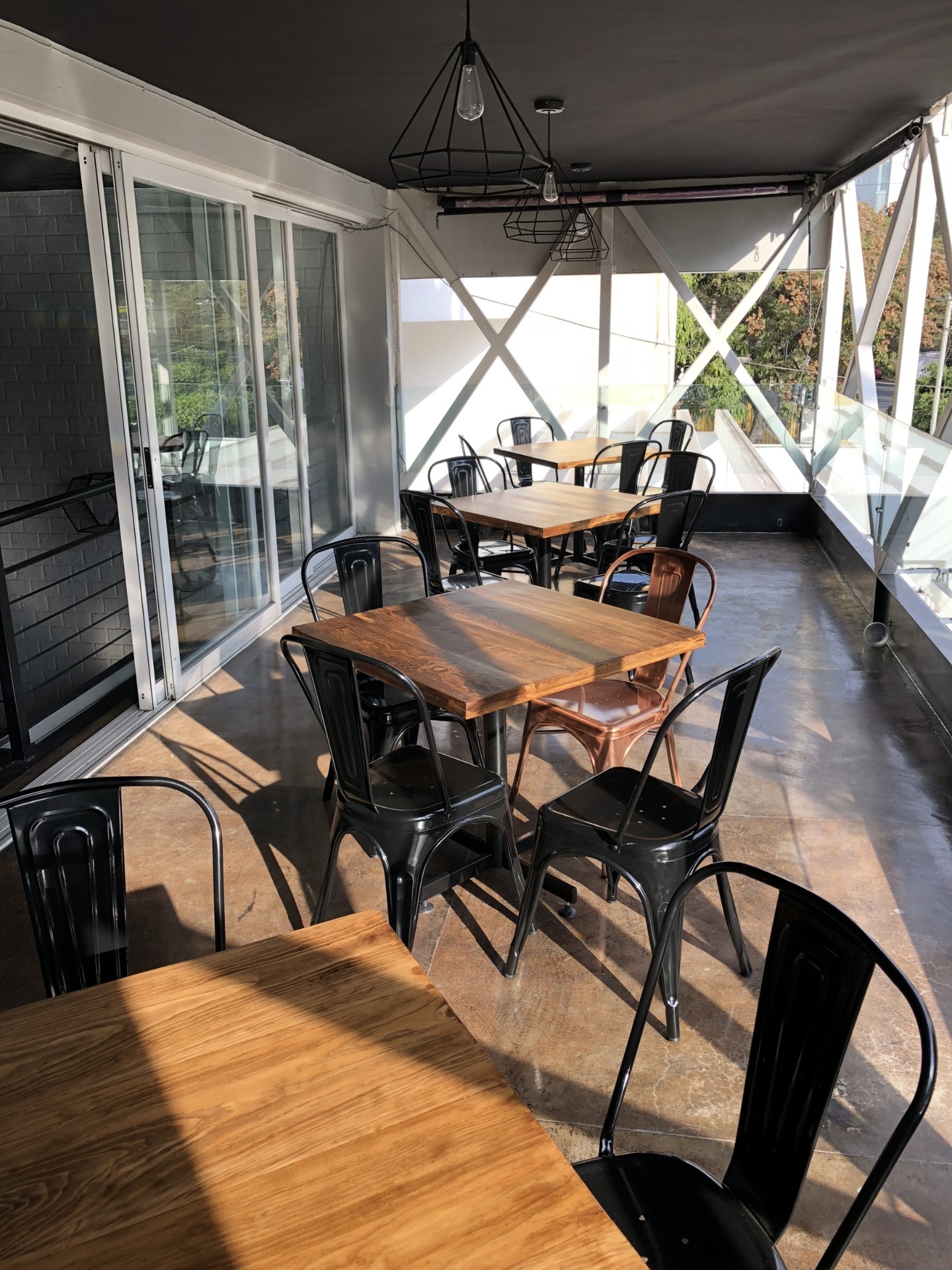 Interior de restaurante con mobiliario a medida